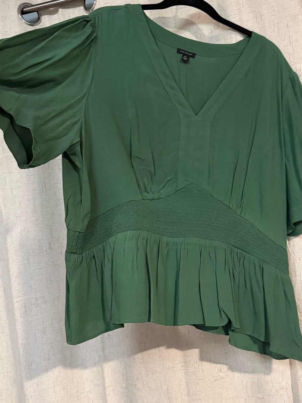Ann Taylor Green V-Neck Flutter Sleeve Peplum Top